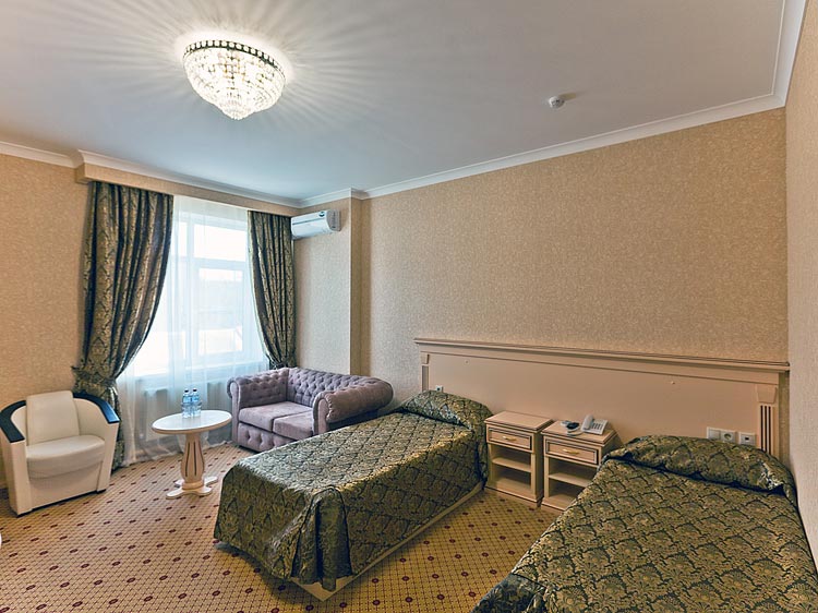 две односпальные кровати в номере Бизнес в гостинице Триумф