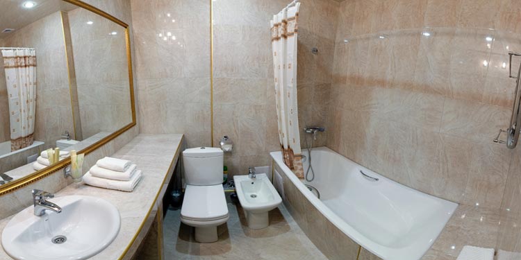 ванная комната в номере Де Люкс в гостинице Триумф в Краснодаре