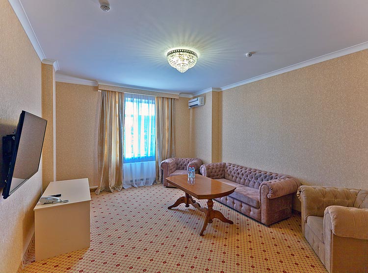 мягкая мебель в номере Люкс в гостинице Triumph в Краснодаре