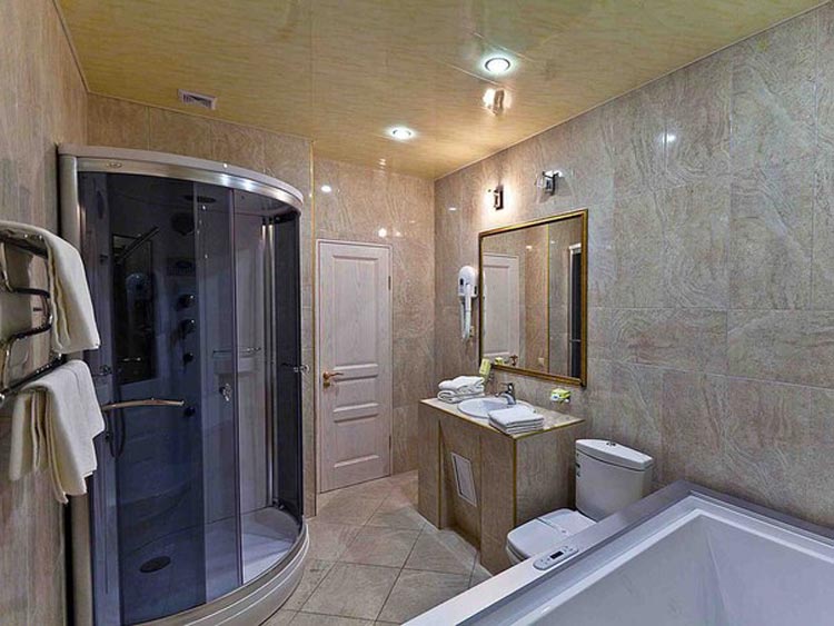 ванная комната в номере Люкс в отеле Триумф Краснодар