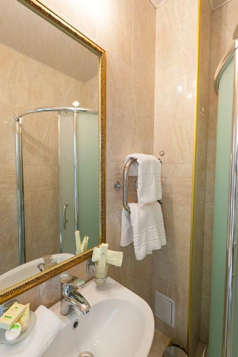 ванная комната в номере Стандарт в отеле Триумф